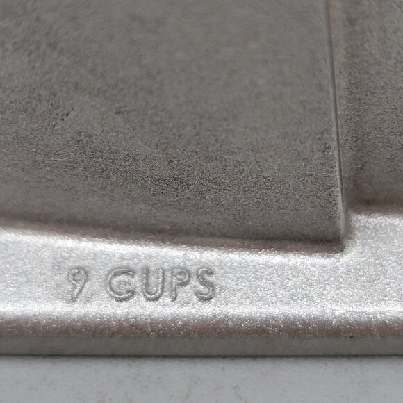 Nordic Ware Stadium Bundt Pan 9-Cup 2.1L Platinum Collection Heavy Cast Aluminum - Picture 4 of 9